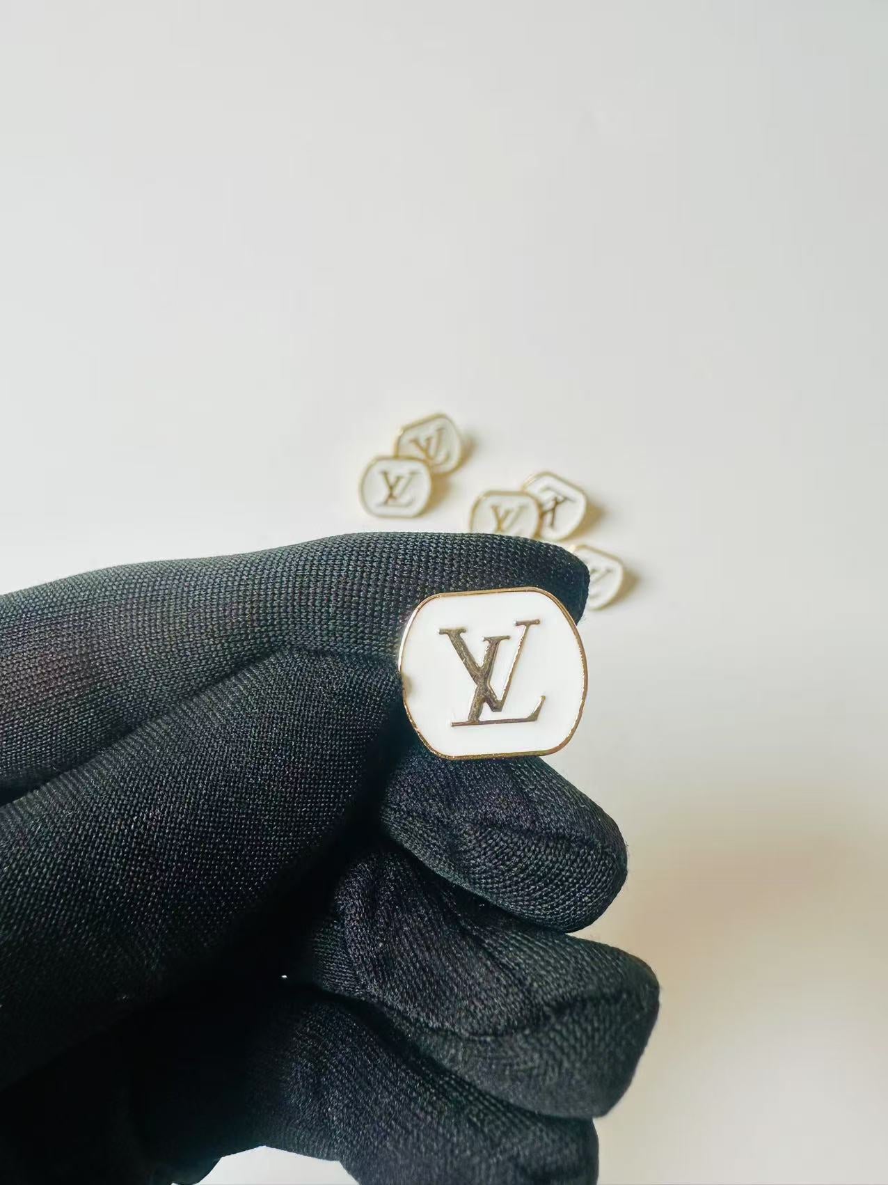 1 PC 18MM LV Handicraft Button Metal Material For Apparel(White)