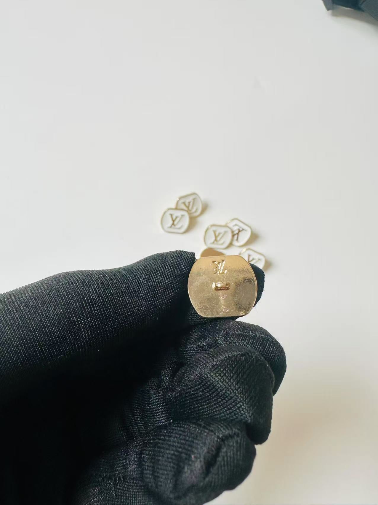 1 PC 18MM LV Handicraft Button Metal Material For Apparel(White)