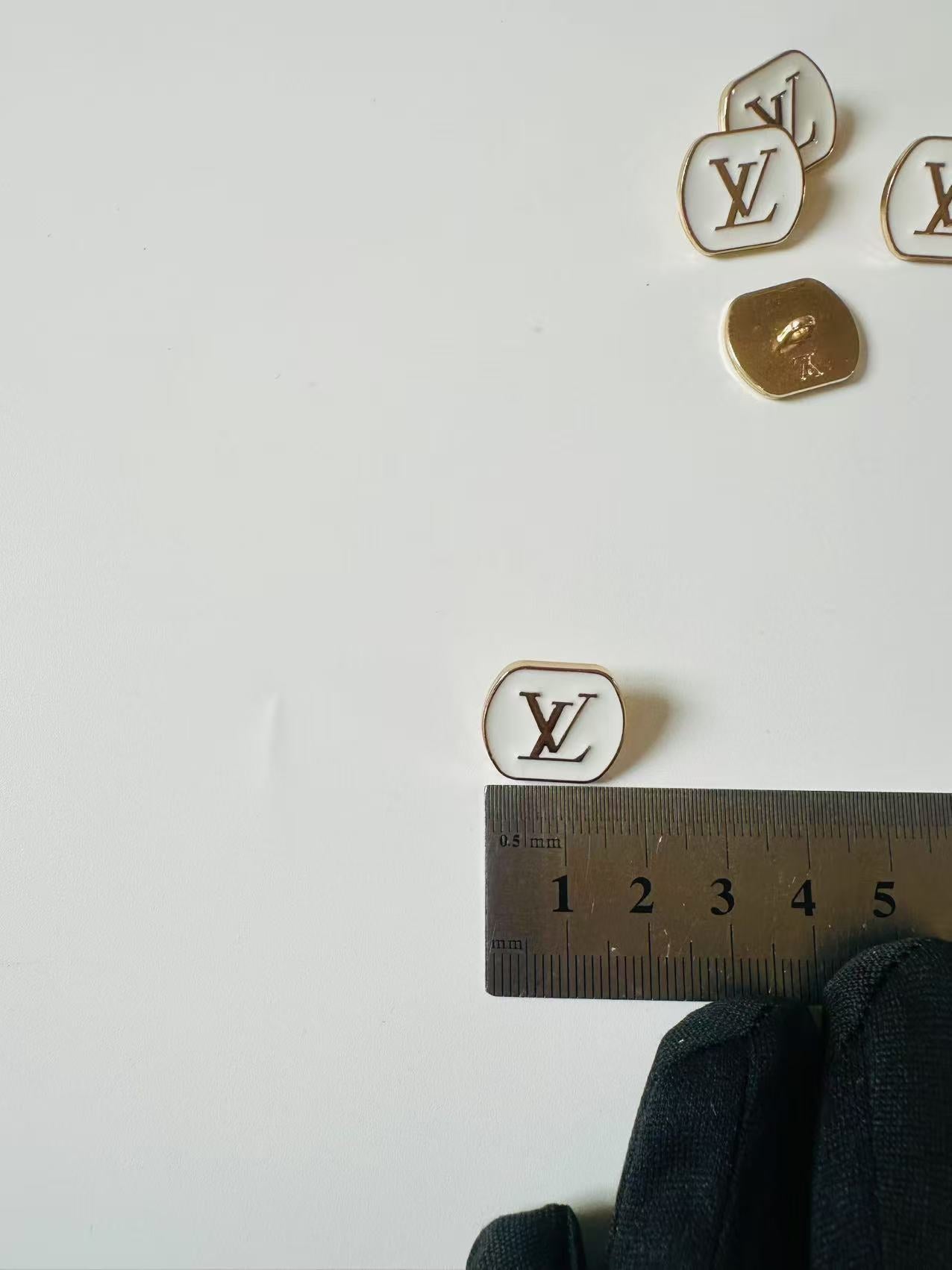 1 PC 18MM LV Handicraft Button Metal Material For Apparel(White)