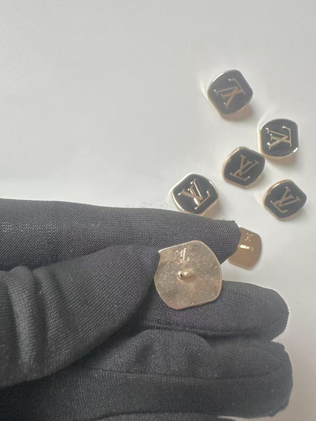 1 PC 18MM LV Handicraft Button Metal Material For Apparel(Black)