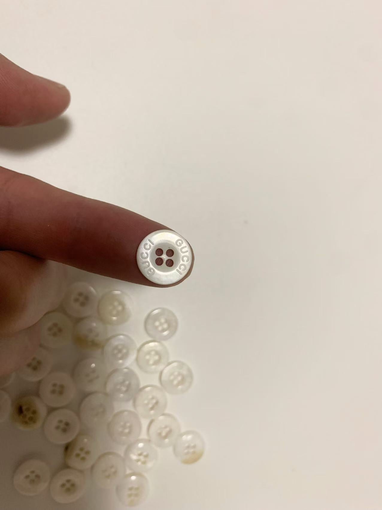 Craft Gucci 13MM Resin Material Handicraft White Button For Apparel