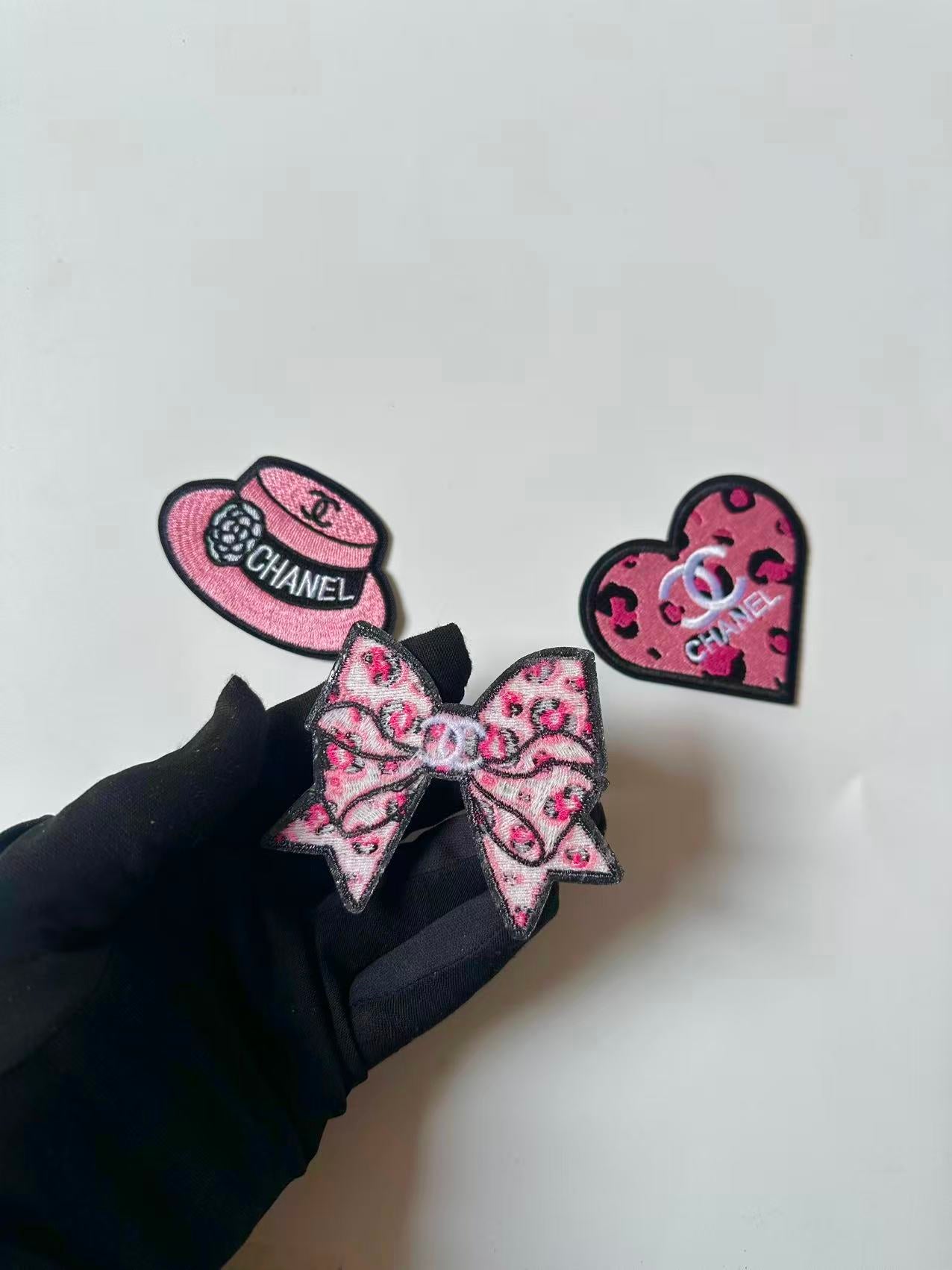 Craft Embroidery Pink Dior Jacquard Patches For Customized Apparel